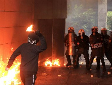 Νέα επίθεση αναρχικών κατά των ΜΑΤ στα Εξάρχεια - «Βροχή» από μολότοφ